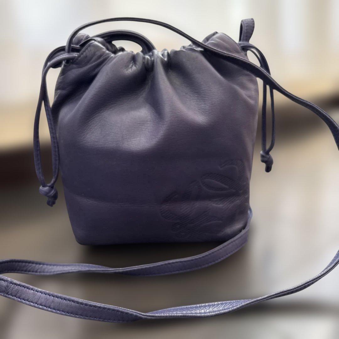 美品● ロエベ ショルダーバッグ 巾着 アナグラム ロゴ 紫レザー