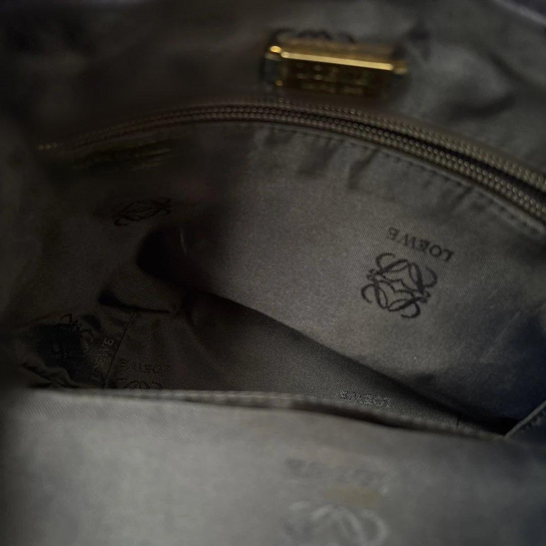 美品● ロエベ ショルダーバッグ 巾着 アナグラム ロゴ 紫レザー