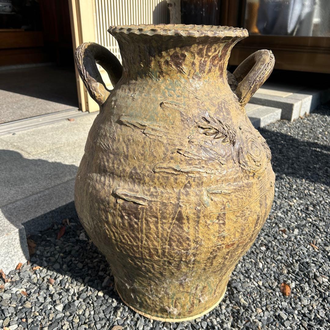 ドラゴン彫刻の大きな鉄製の壺