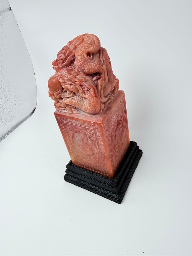 獅子とドラゴンの石彫刻