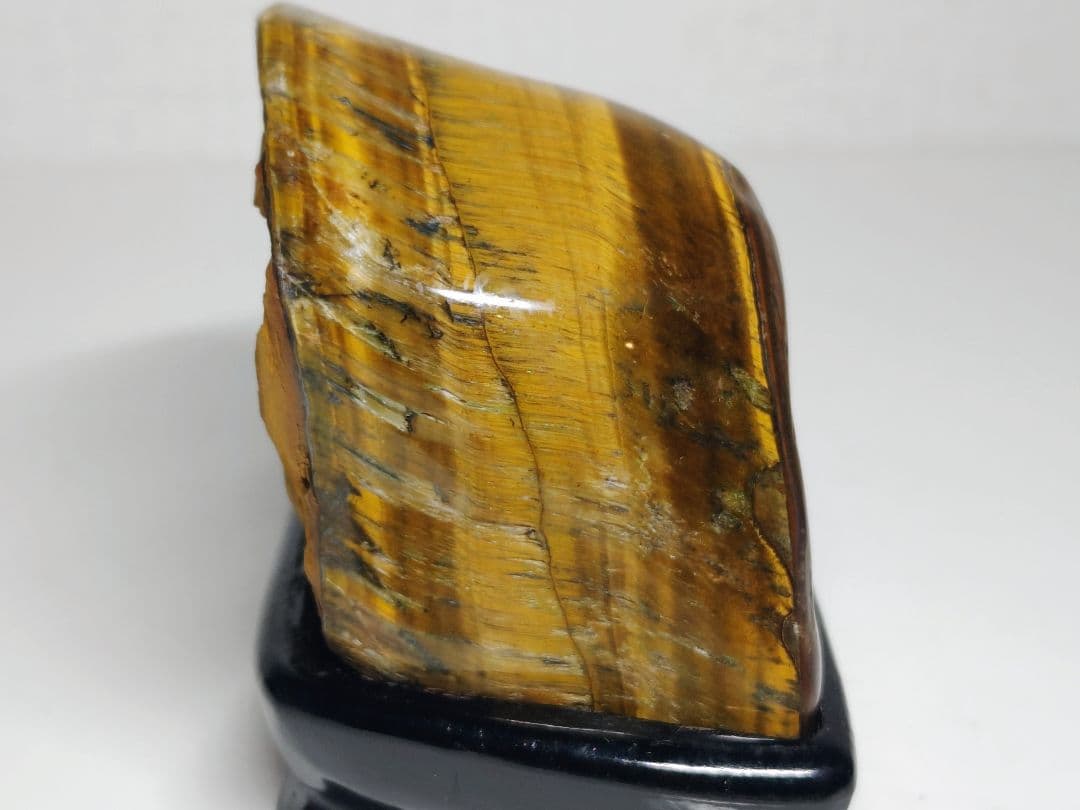 タイガーアイ 686g 虎目石 原石 鑑賞石 自然石 誕生石 鉱物 鉱石 水石