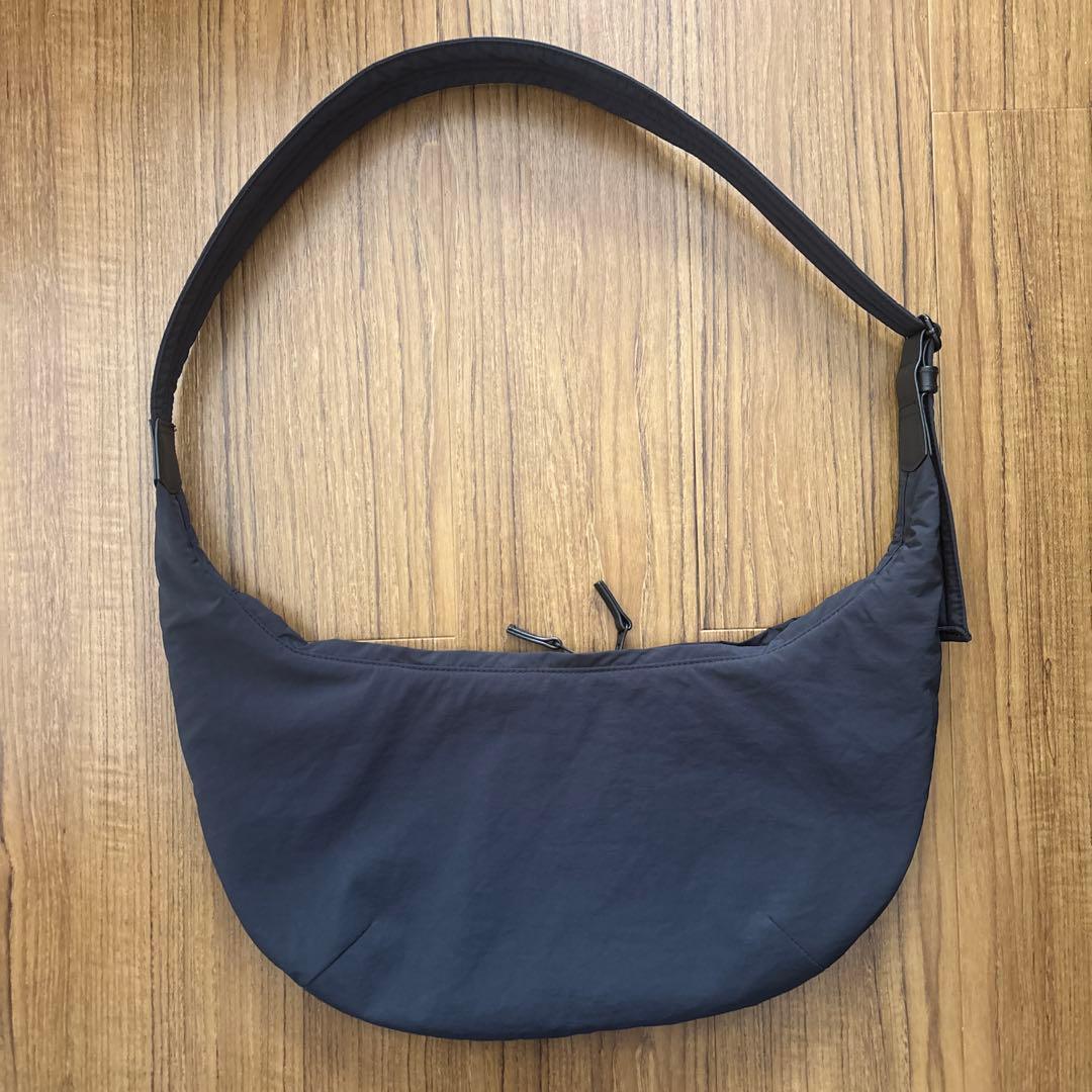 「軽やかに、ちゃんと収まる」ムーン型のクロスボディバッグ（ブラック）