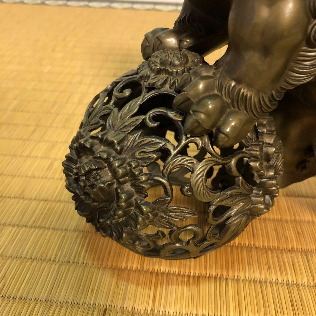 青銅 獅子像 球体付き