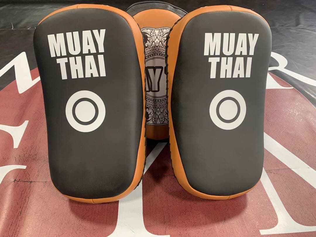 ヨ*シ様 【新品】 MUAYTHAIメーカー　キックミット　ムエタイ、キックボク