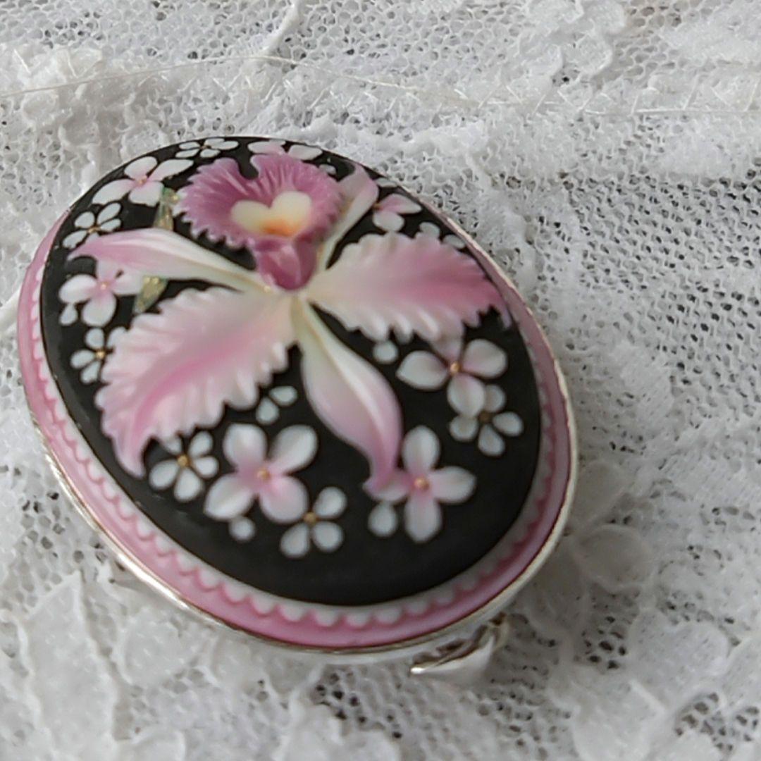 有田焼　トシカネ　俊兼　ポーセリン 蘭の花 ブローチ、ペンダントトップ　美品