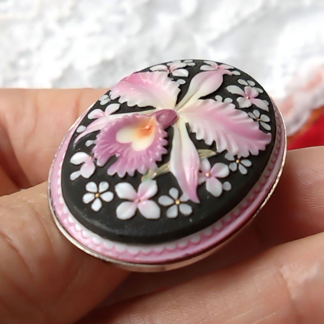 有田焼　トシカネ　俊兼　ポーセリン 蘭の花 ブローチ、ペンダントトップ　美品