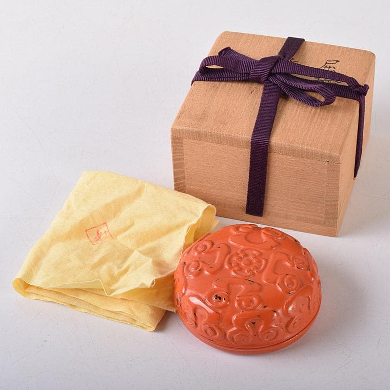 茶道具　鎌倉彫　内金塗　剔紅　堆朱　屈輪香合　在銘　共布　共箱　V　R8209