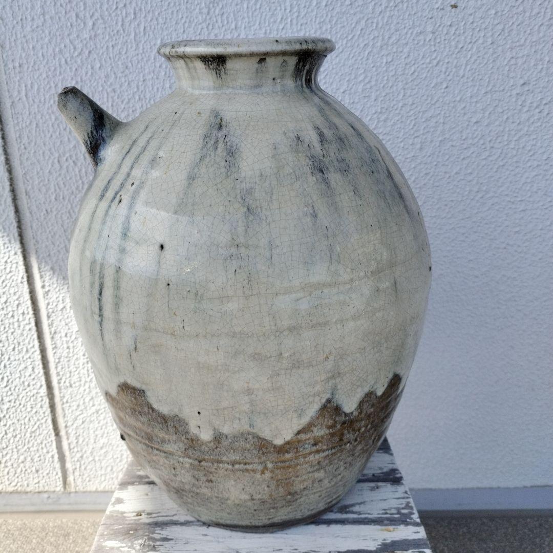 大壺　陶器製の丸い壺（白と茶色）