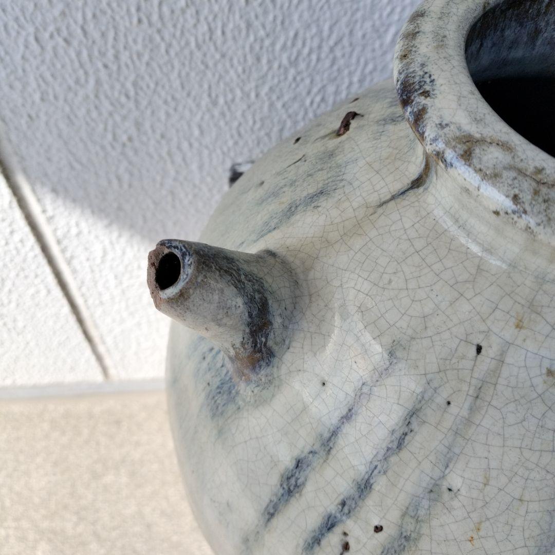 大壺　陶器製の丸い壺（白と茶色）