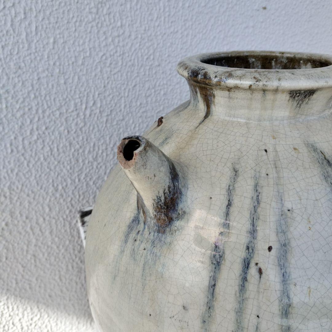 大壺　陶器製の丸い壺（白と茶色）