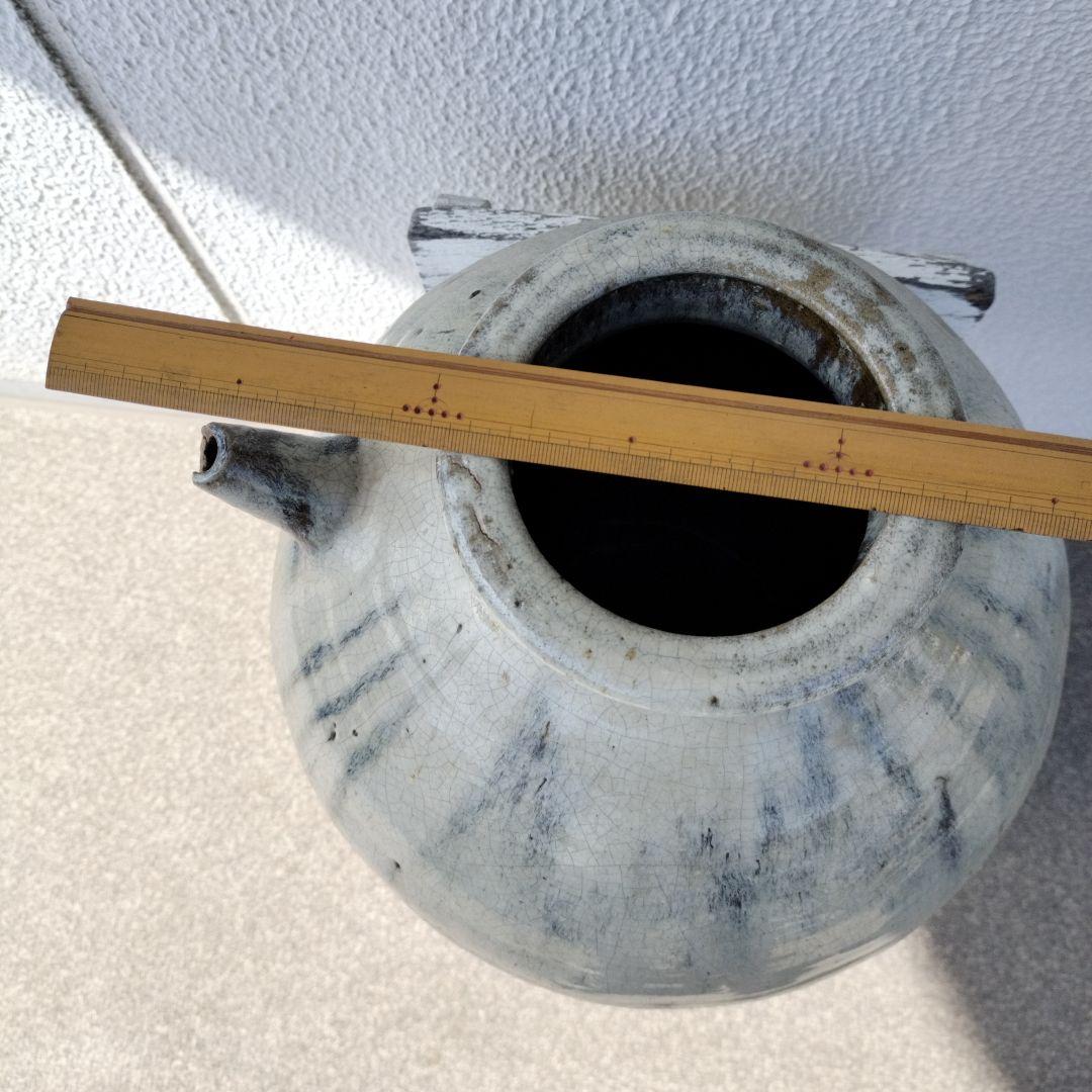 大壺　陶器製の丸い壺（白と茶色）