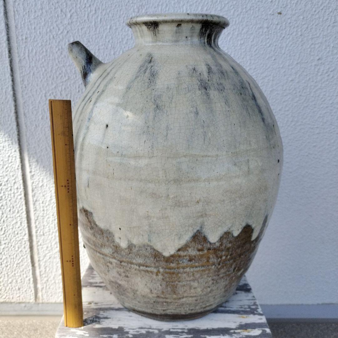 大壺　陶器製の丸い壺（白と茶色）