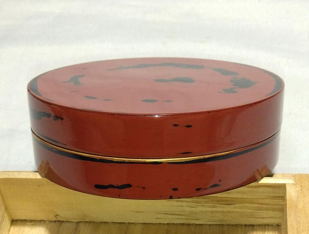 茶道具　乾漆砥出平香合　日展会友　折笠兆春作　乾漆造弁柄砥出（内金塗）平香合！！