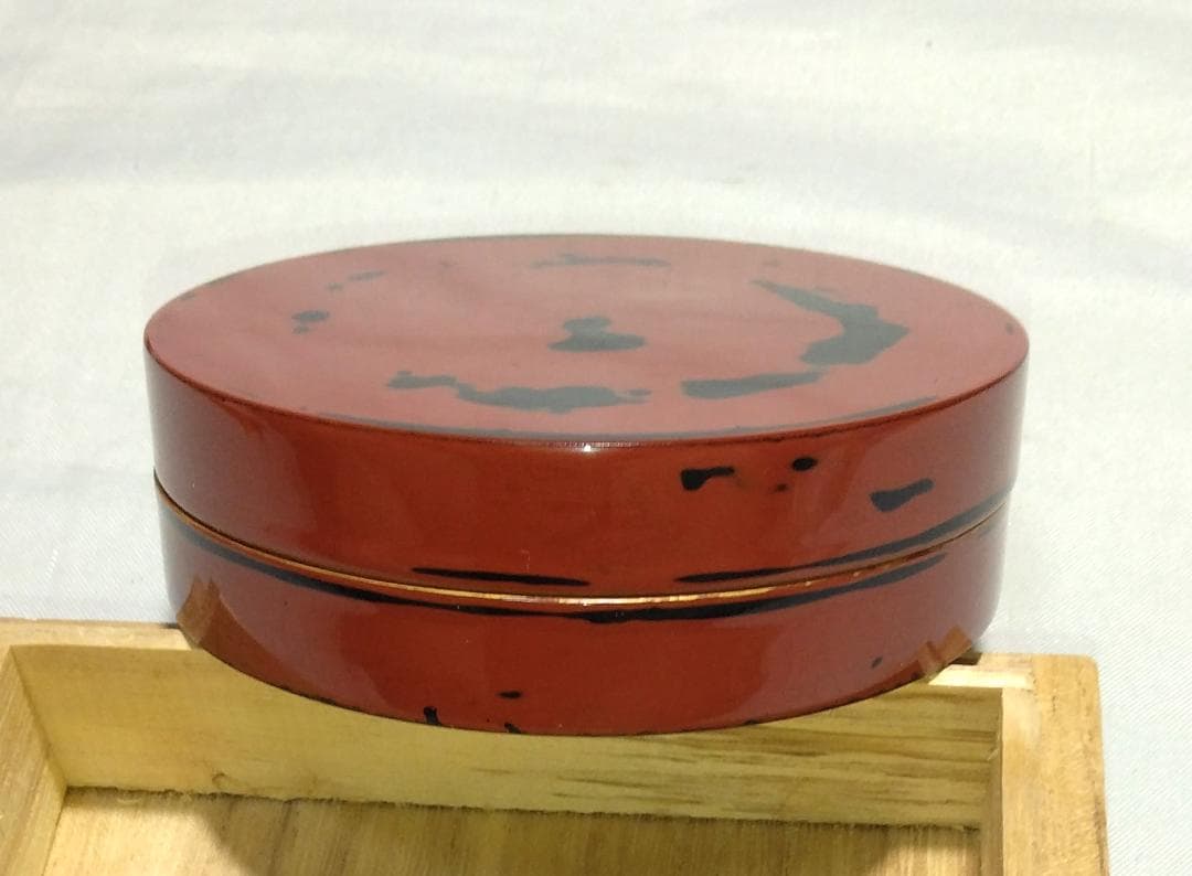 茶道具　乾漆砥出平香合　日展会友　折笠兆春作　乾漆造弁柄砥出（内金塗）平香合！！