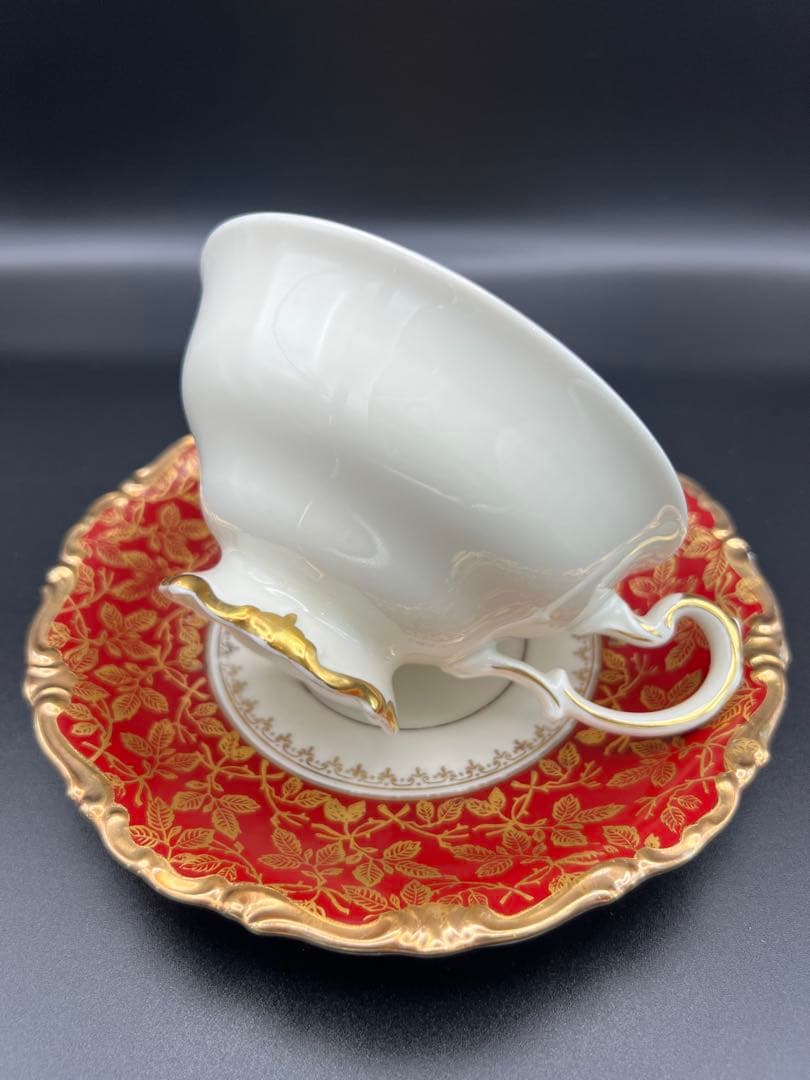 赤と金のティーカップ・ソーサーセット