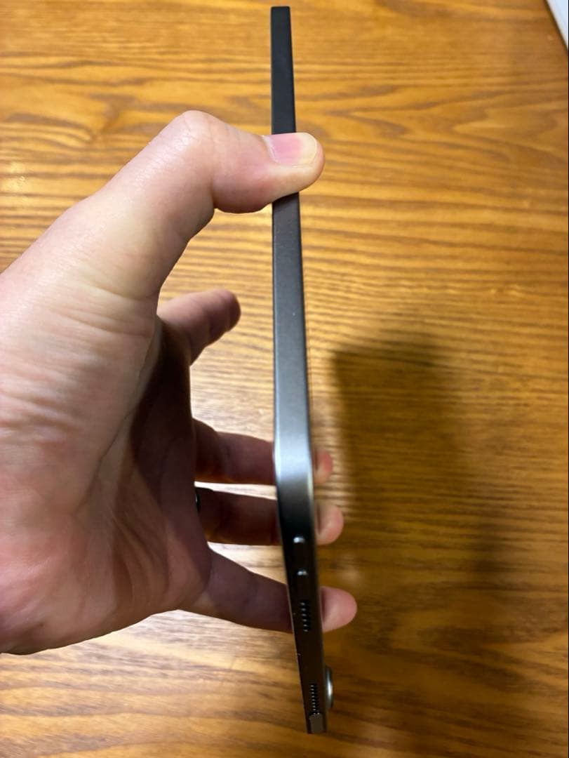 iPad mini 第7世代　本体　純正カバー付き