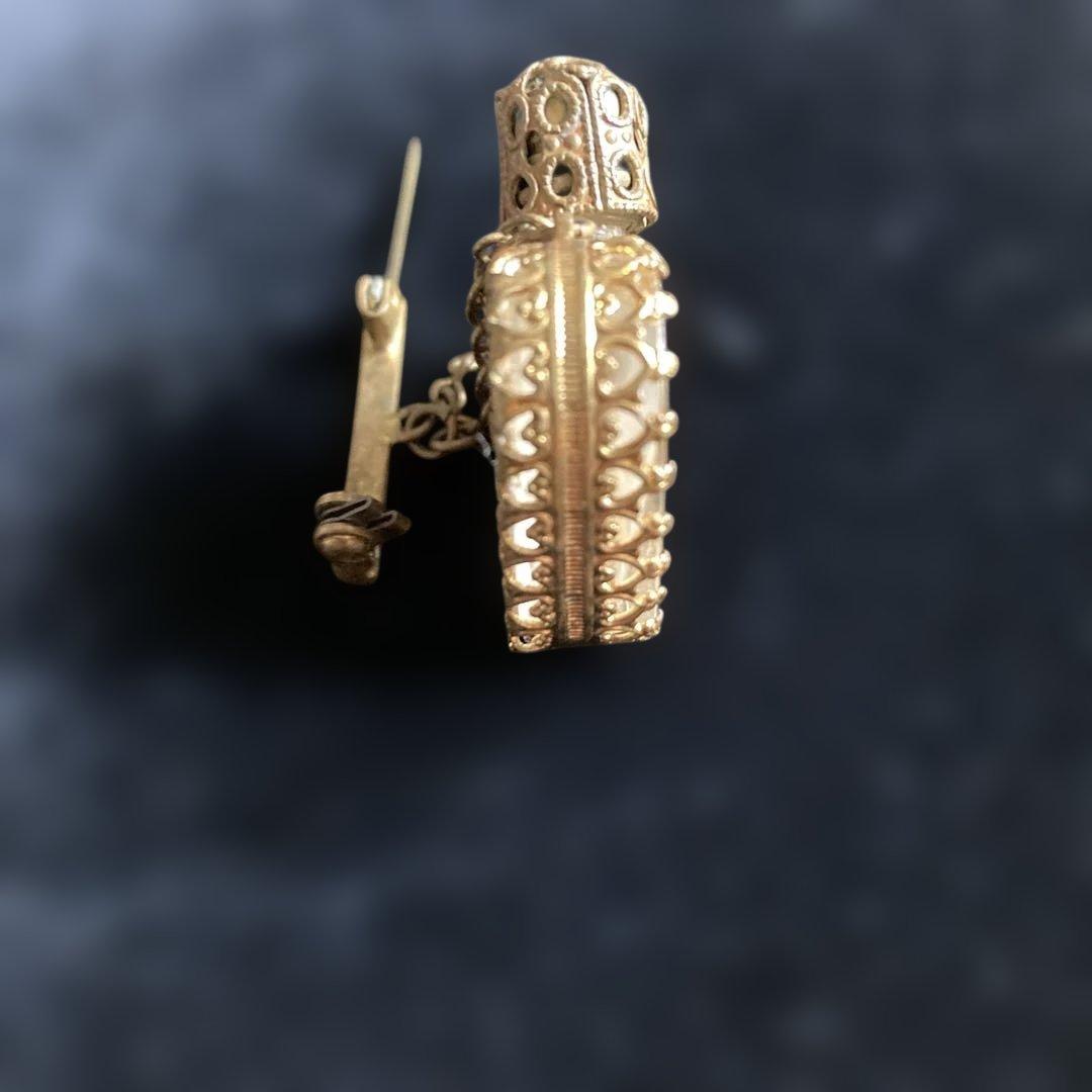 アンティークの香水瓶兼ブローチ 刺繍つき