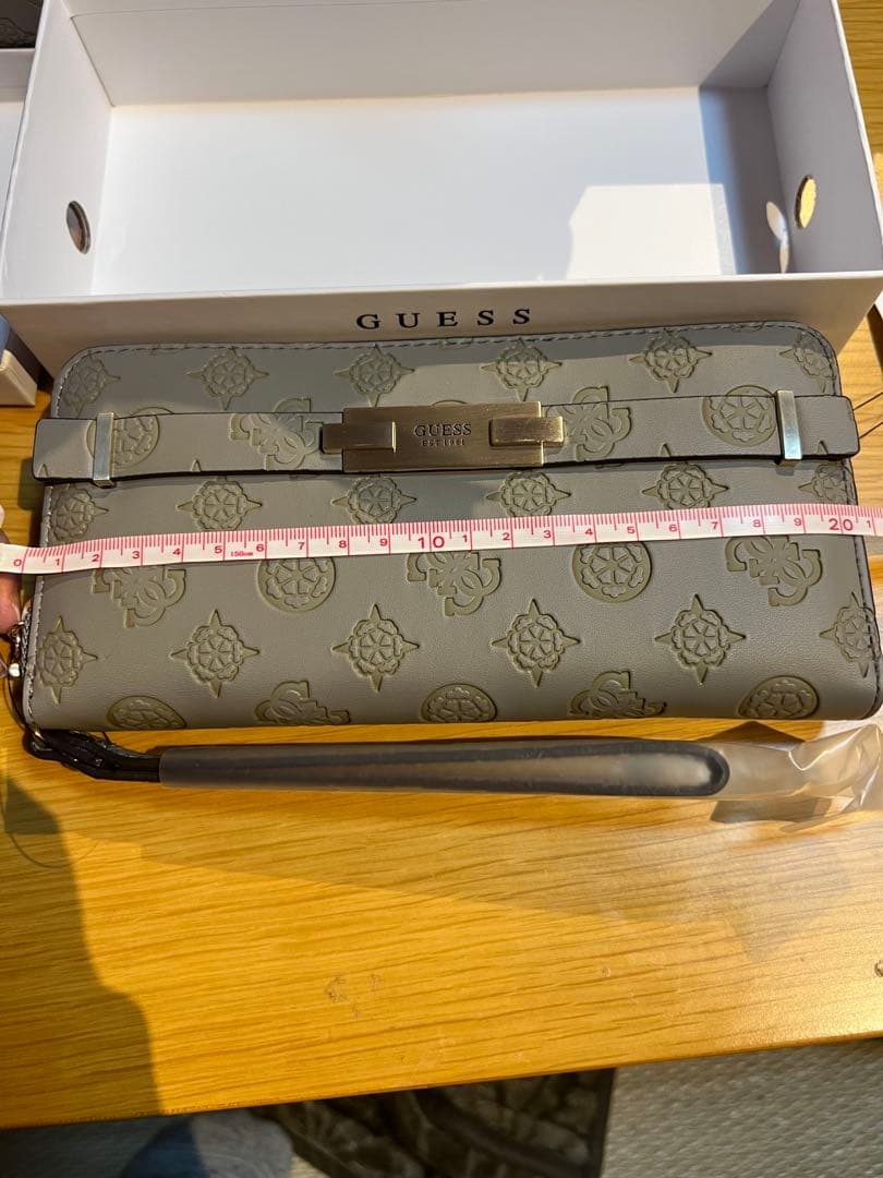 GUESS グレー ショルダーバッグと財布セット