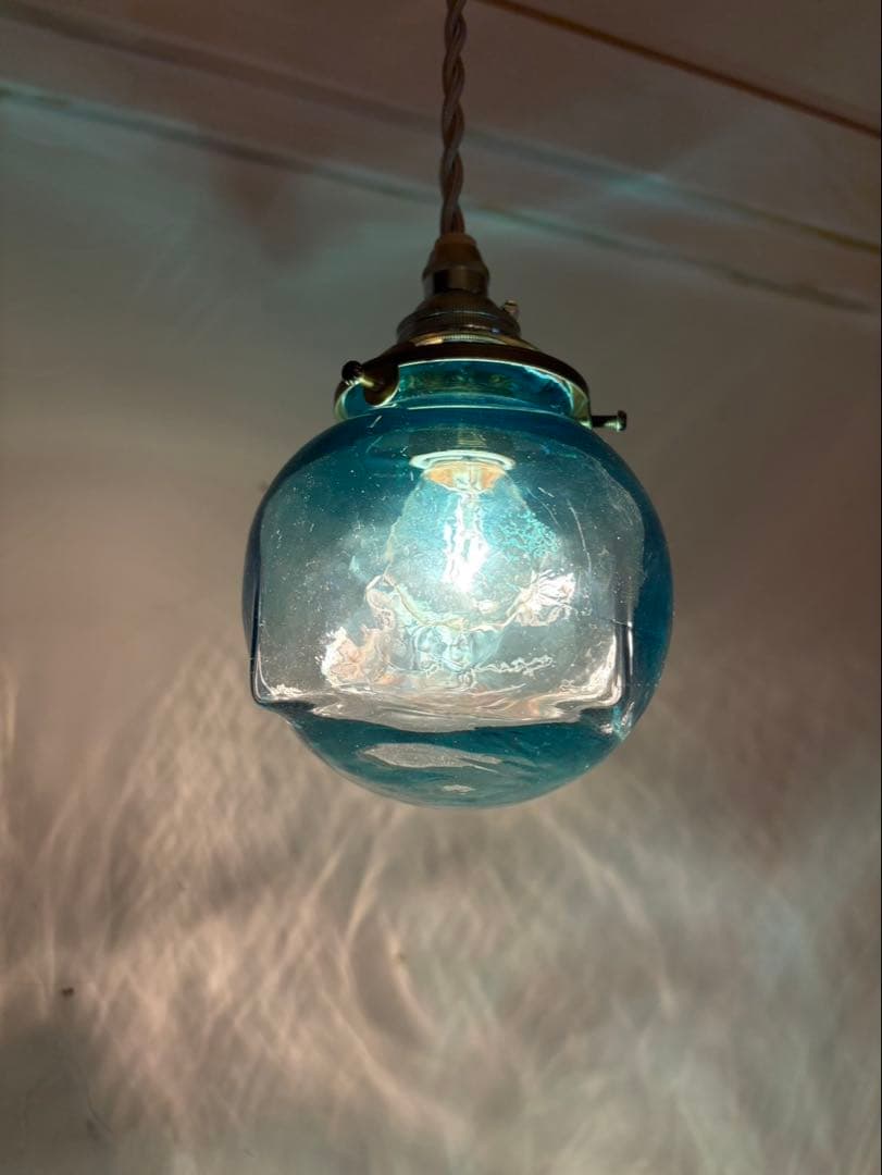 安土草多　青いガラス ペンダントライト　電球とコード付き