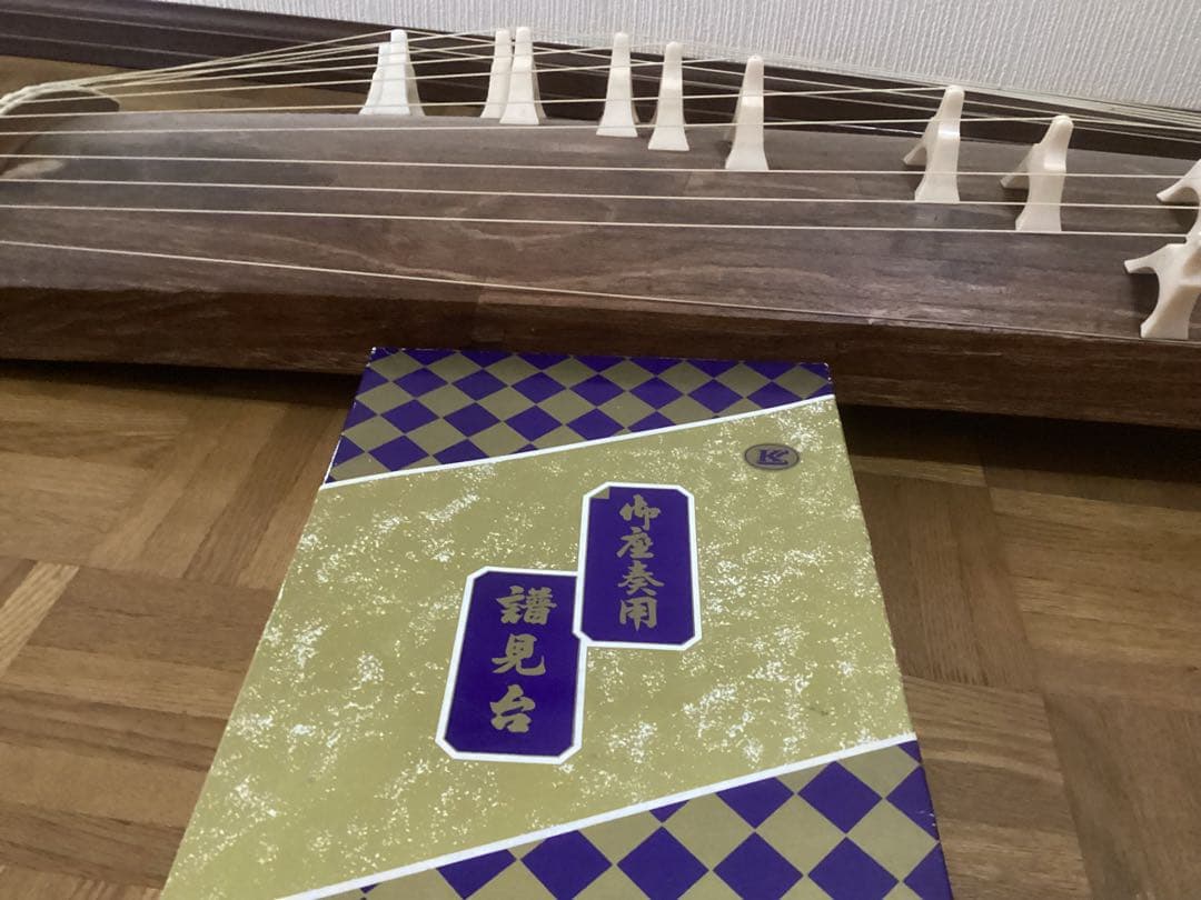 【良品】お琴 13弦 すだれ彫り 木製 譜見台 調子笛 爪琴柱・ソフトケース付き