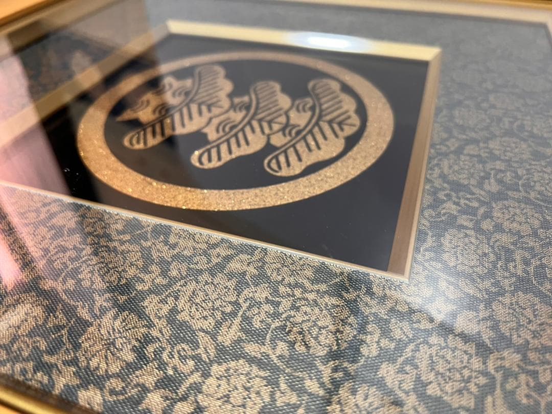 特注 家紋 丸に右三階松 ラメチップゴールド 金属製