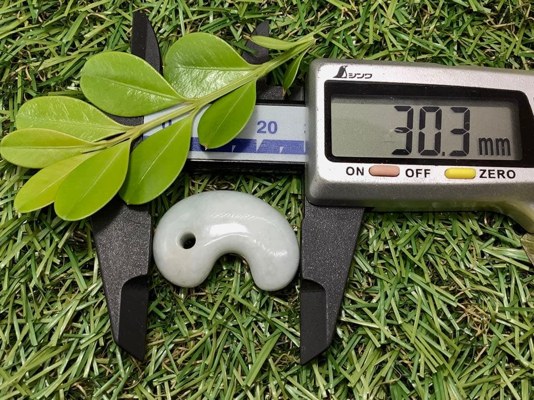 高品質灰青混じり色ヒスイ　糸魚川翡翠ジェダイト　艶照り良好‼️ 外部鑑定鑑別書付