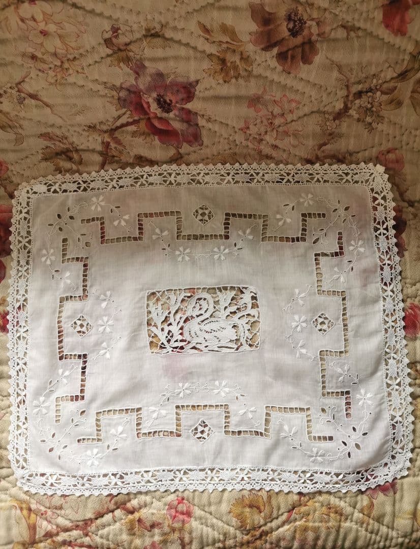 アンティーク 花咲く水辺の白鳥 オープンワーク アイレット花刺繍 レースパネル