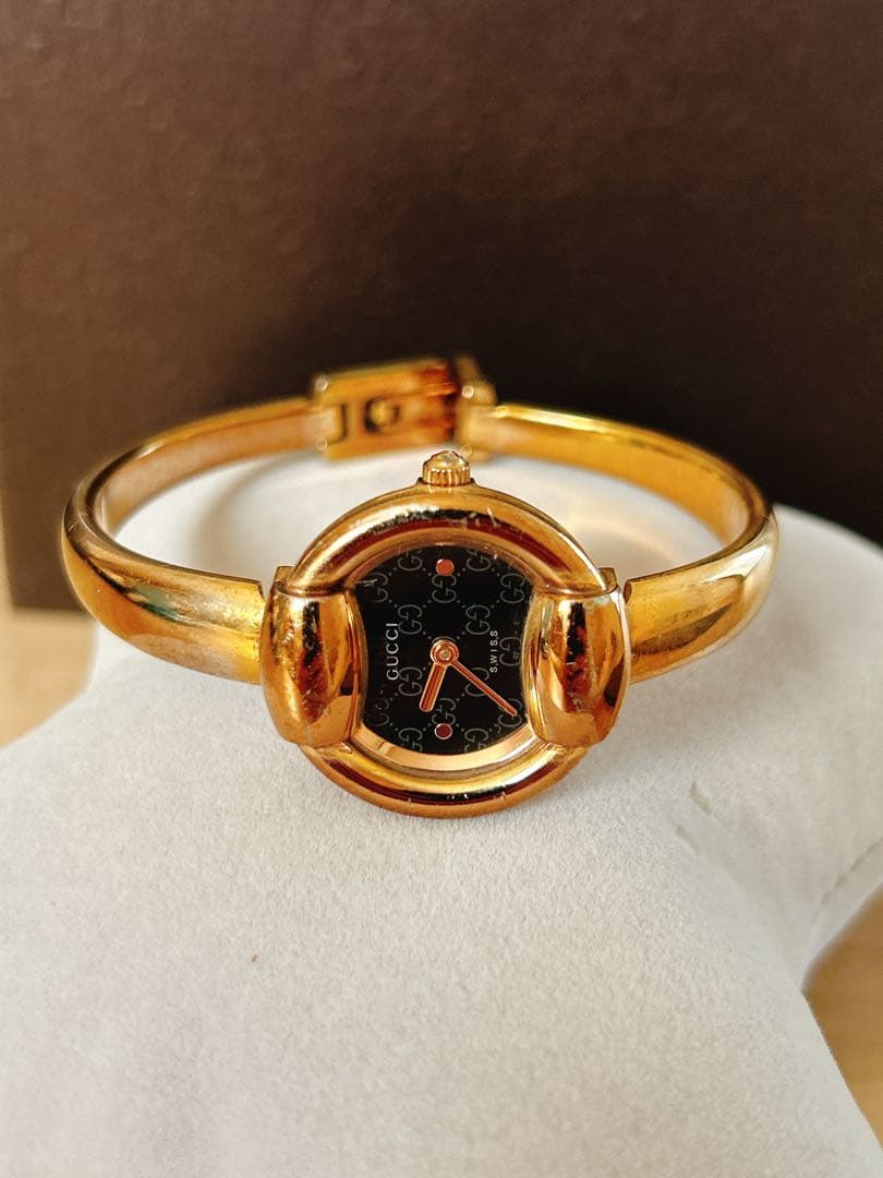 Gucci ゴールド バングル時計