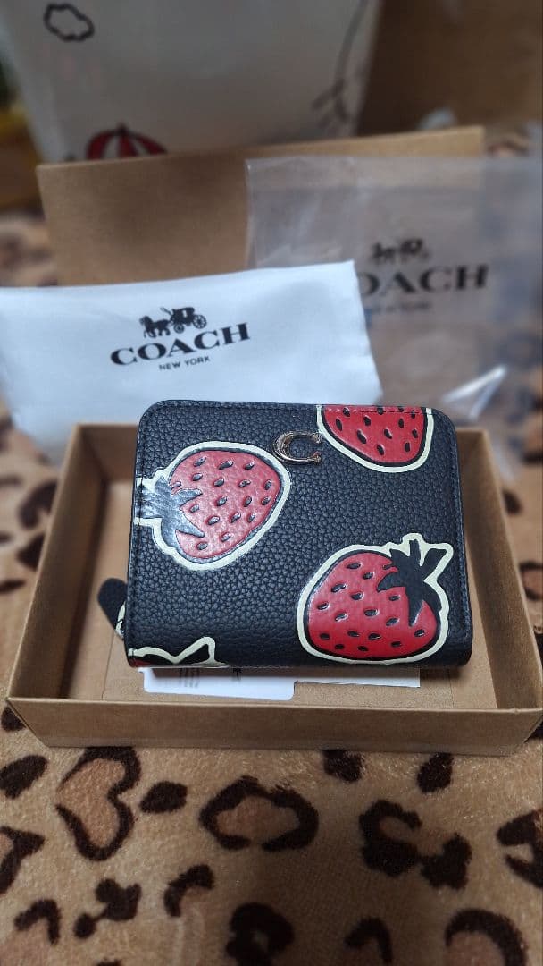 コーチ　イチゴ柄 二つ折り財布
