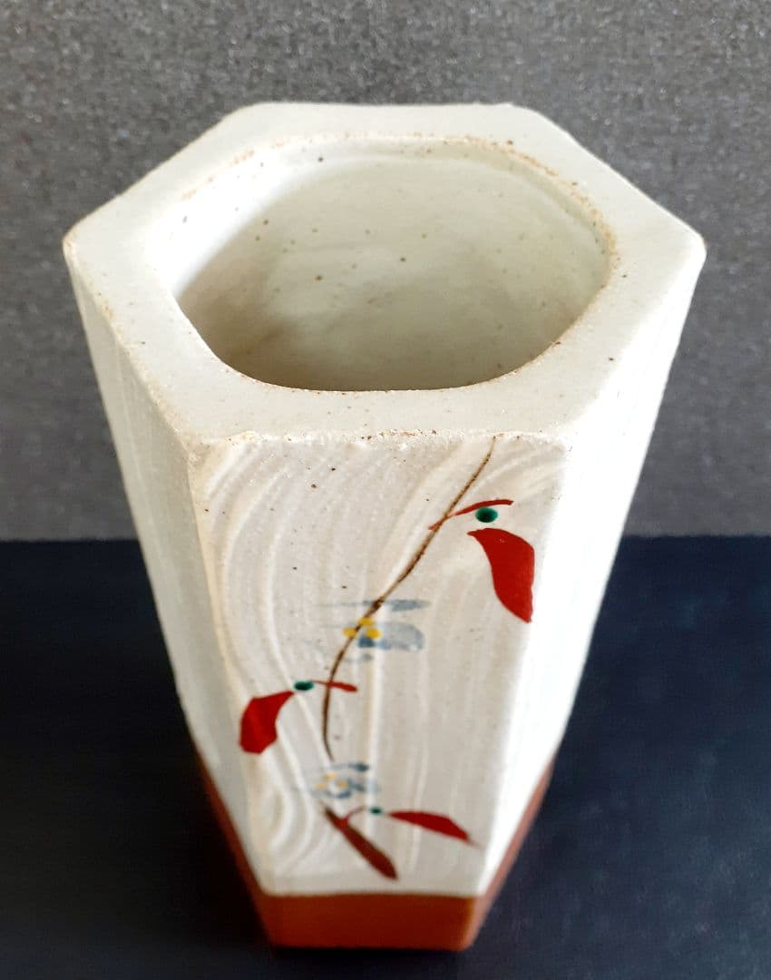 人間国宝　濱田庄司愛弟子】益子焼【明石庄作】造　赤絵刷毛目　六角形　花入れ　共箱