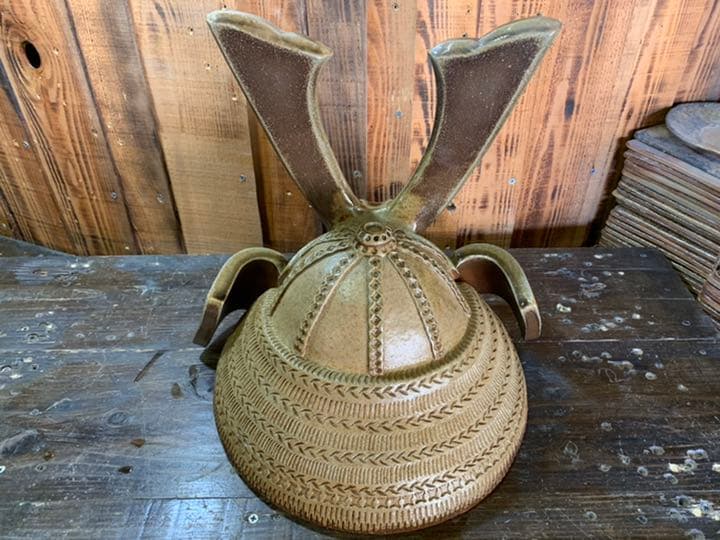 兜(高35㎝×横37㎝)の置物①　備前焼