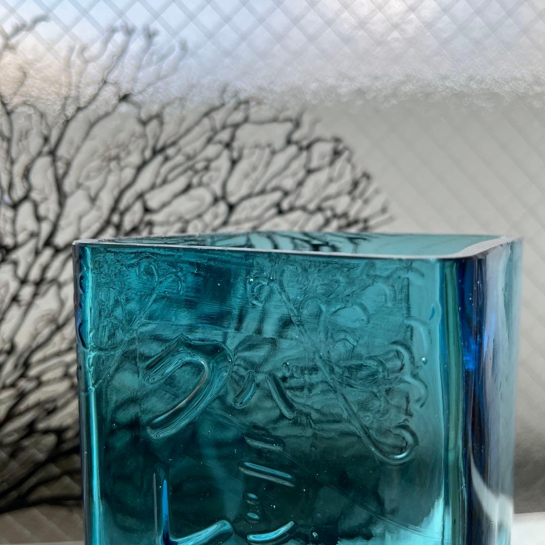 骨董　時代ガラス　希少　化粧品保管瓶　エンボス　唐草プレス　カプリブルー　ウラン