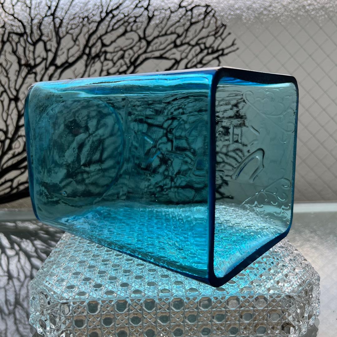 骨董　時代ガラス　希少　化粧品保管瓶　エンボス　唐草プレス　カプリブルー　ウラン