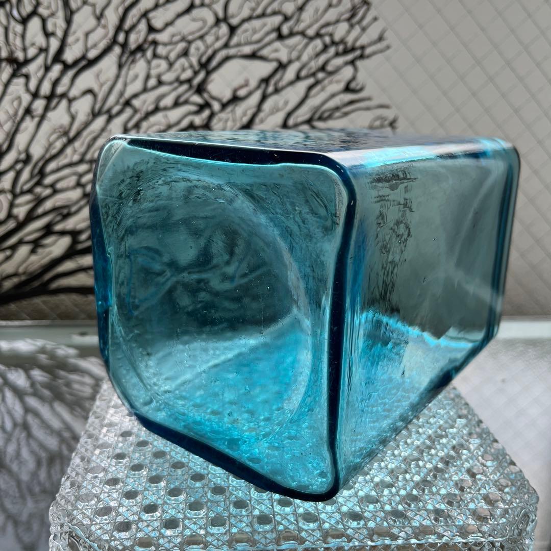 骨董　時代ガラス　希少　化粧品保管瓶　エンボス　唐草プレス　カプリブルー　ウラン