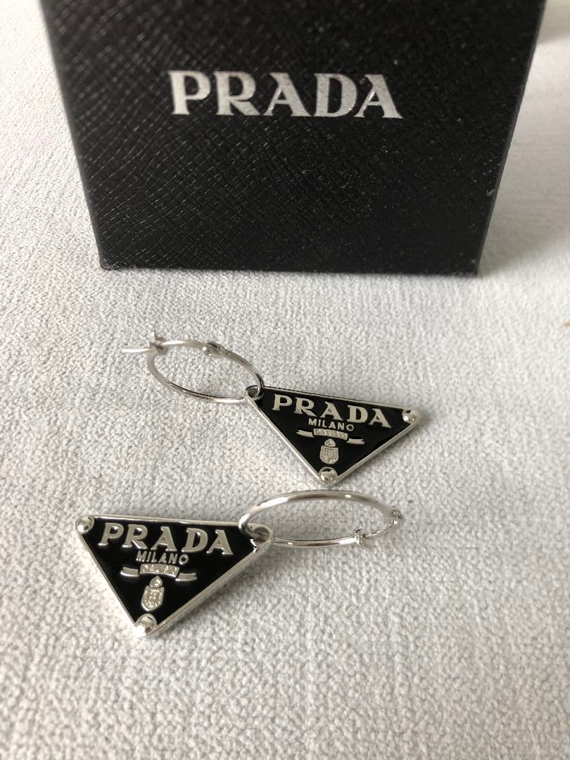 PRADA プラダ　三角ロゴ ピアス 両耳　ブラック　ファション