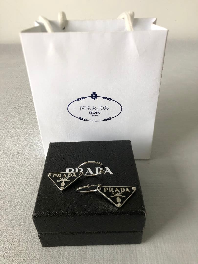 PRADA プラダ　三角ロゴ ピアス 両耳　ブラック　ファション