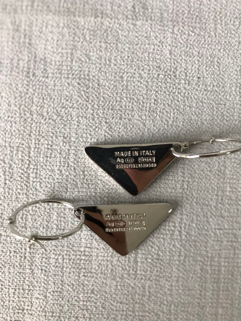 PRADA プラダ　三角ロゴ ピアス 両耳　ブラック　ファション