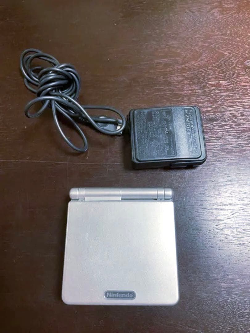 ゲームボーイアドバンスSP シルバー 「スーパーマリオアドバンス4」付き