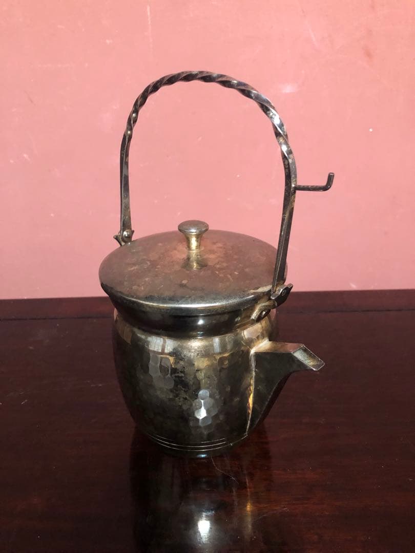 洗練されたフォルムを持つ銀の水注