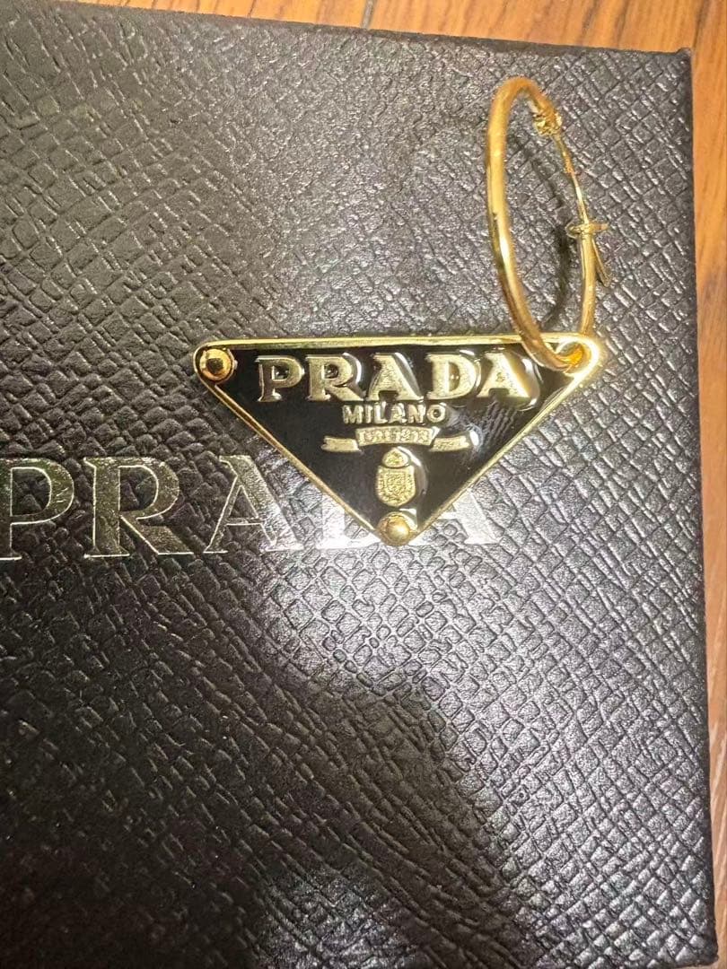 PRADA トライアングル ロゴピアス