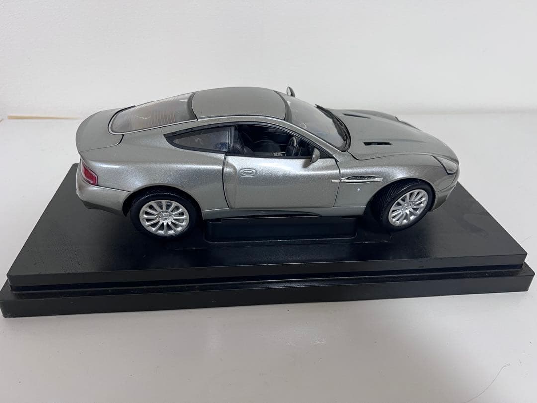 007 Aston Martin V12 Vanquish ジェームズボンド