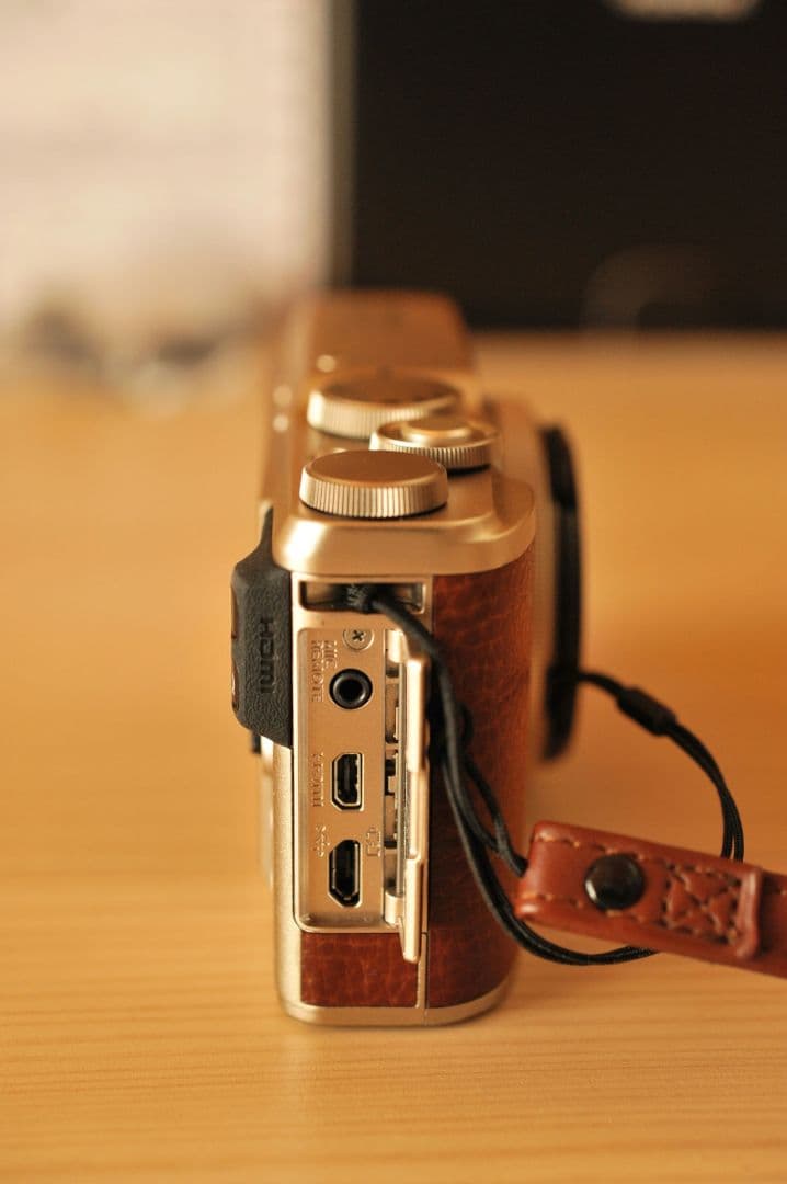 美品　富士フィルム　XF10　シャンパンゴールド（元箱付き）