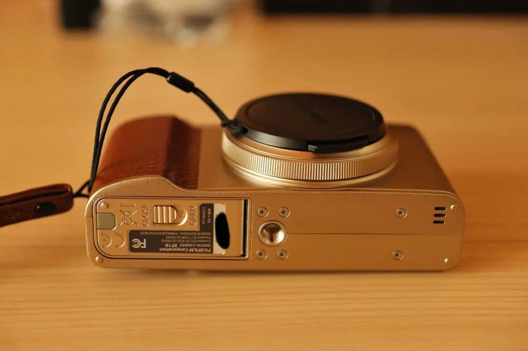 美品　富士フィルム　XF10　シャンパンゴールド（元箱付き）