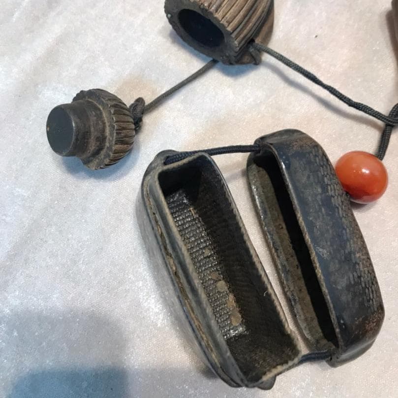 腰差煙草入れ　煙管筒　アイヌ彫り柘植竹形鋤彫