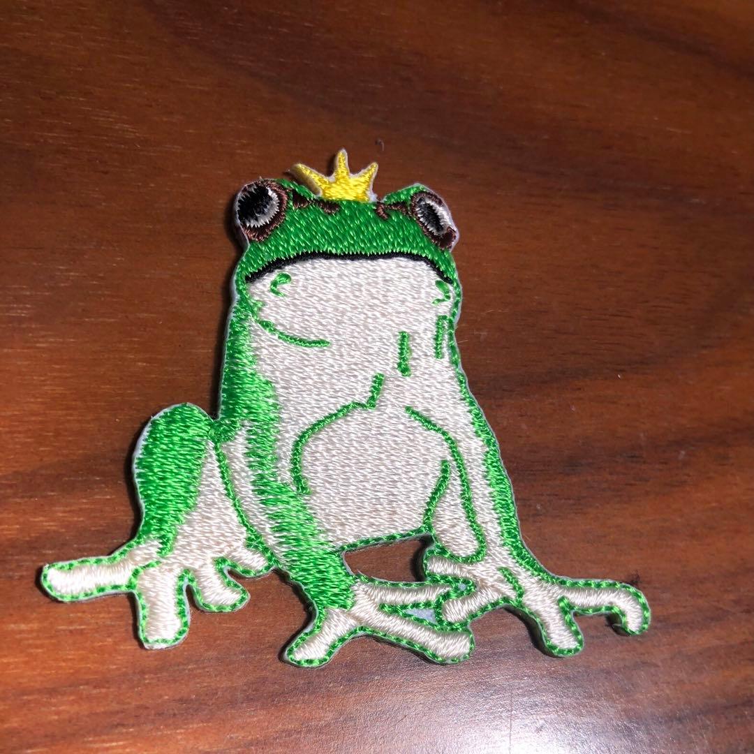 KA40B 王様　王冠　ラッキー✼お金が☾ カエル☘蛙⚡ワッペン❦ 幸運を呼ぶ✪