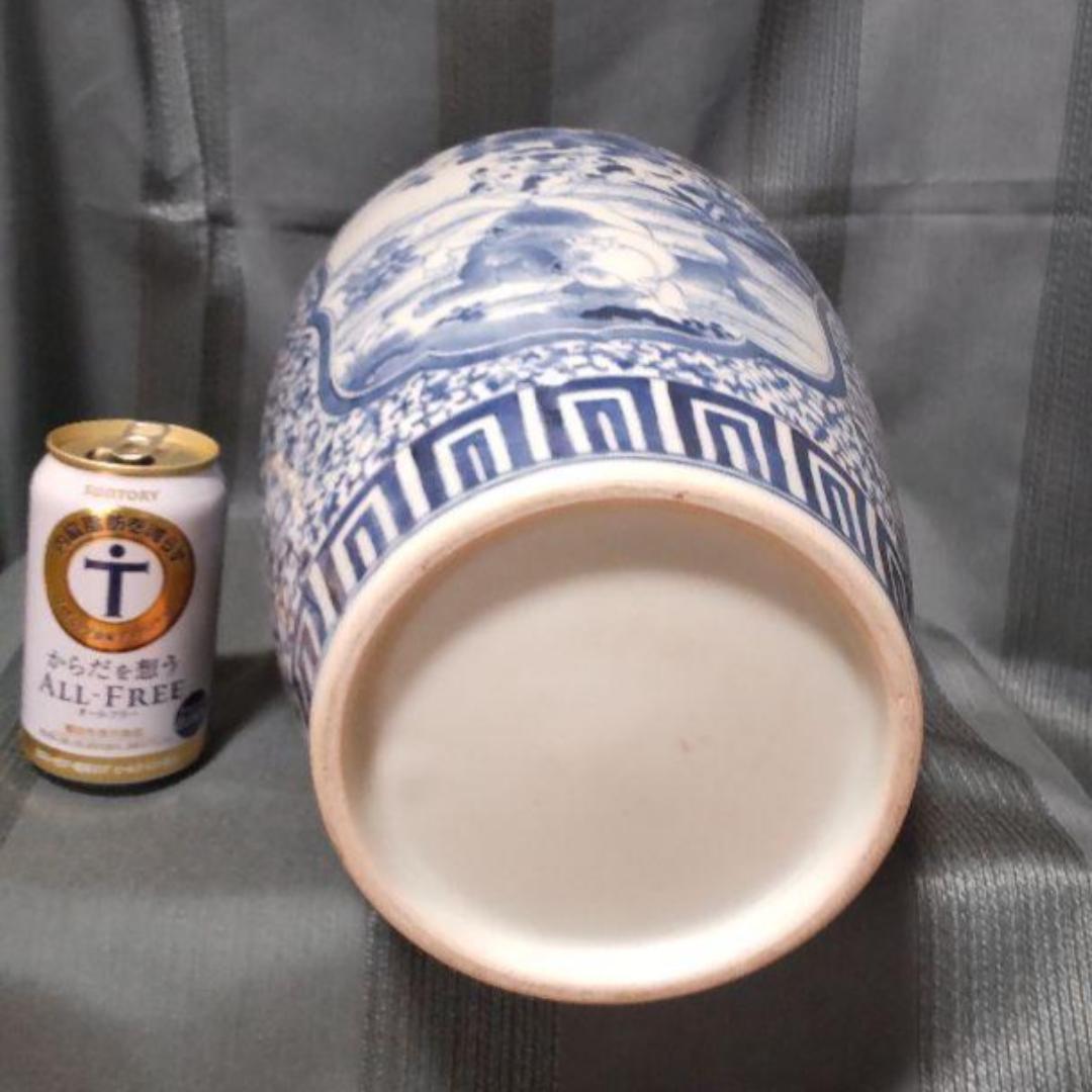 お値引き 古伊万里 大きな壺 白抜き蛸唐草模様に猫が三匹