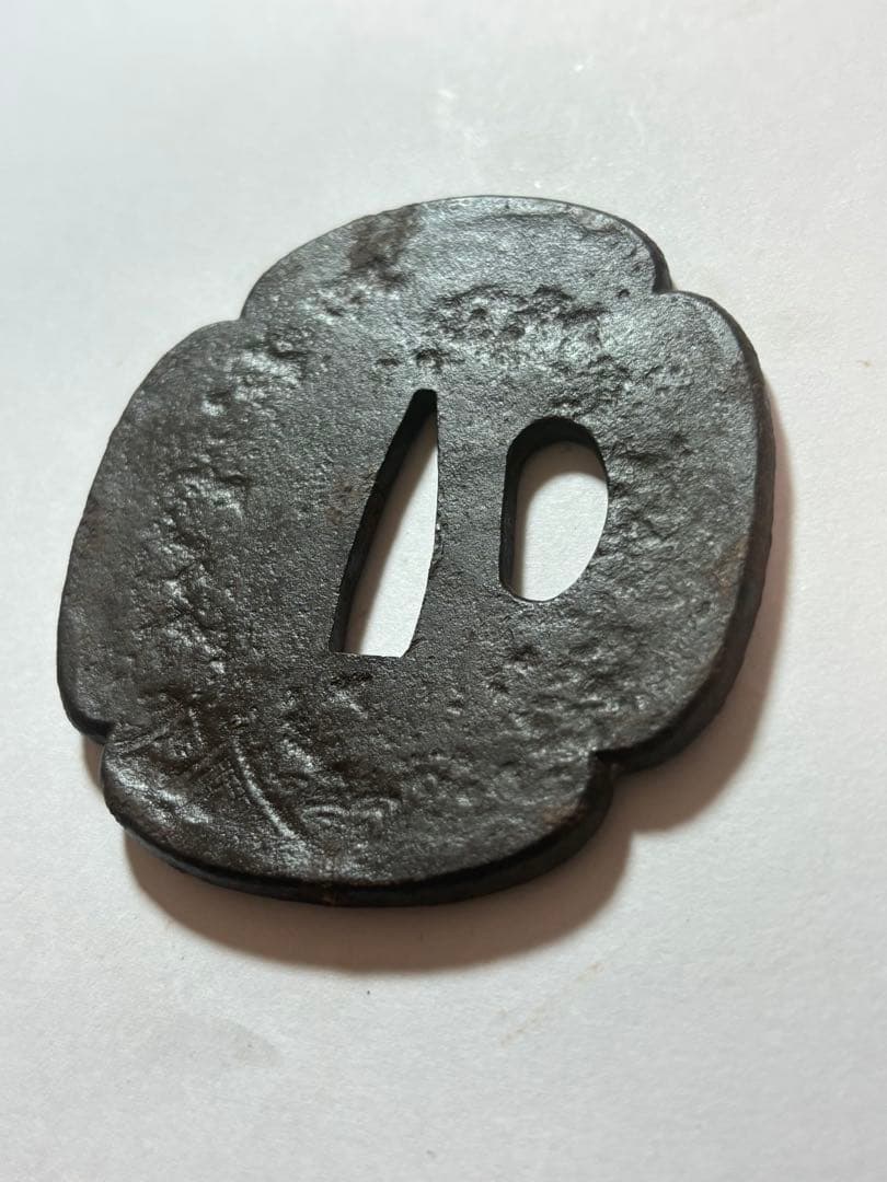 鐔鍔つば　山城国伏見住金家　在銘　唐人物　風景図　鉄地　江戸時代