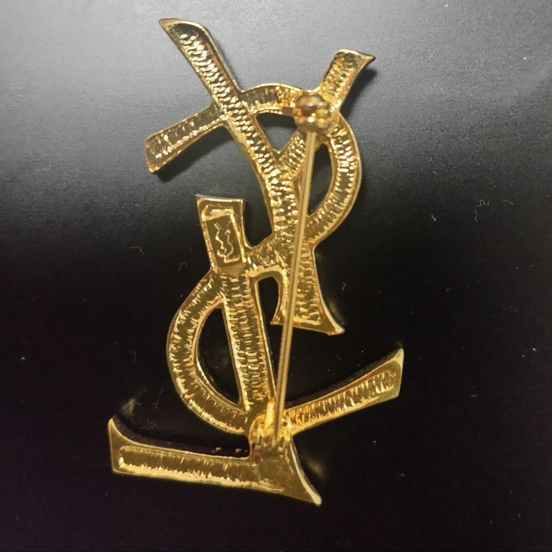 【美品】イヴサンローラン ラインストーン　カサンドラロゴ　ゴールド ブローチ