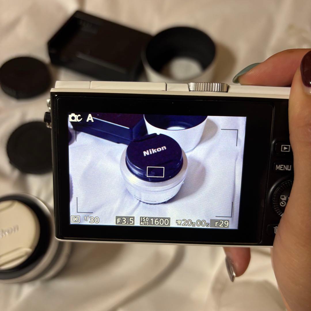 Nikon1 J4 ダブルズームキット　ホワイト 単焦点レンズ付き