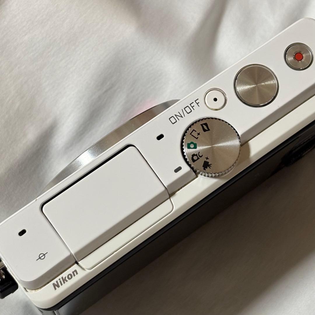 Nikon1 J4 ダブルズームキット　ホワイト 単焦点レンズ付き